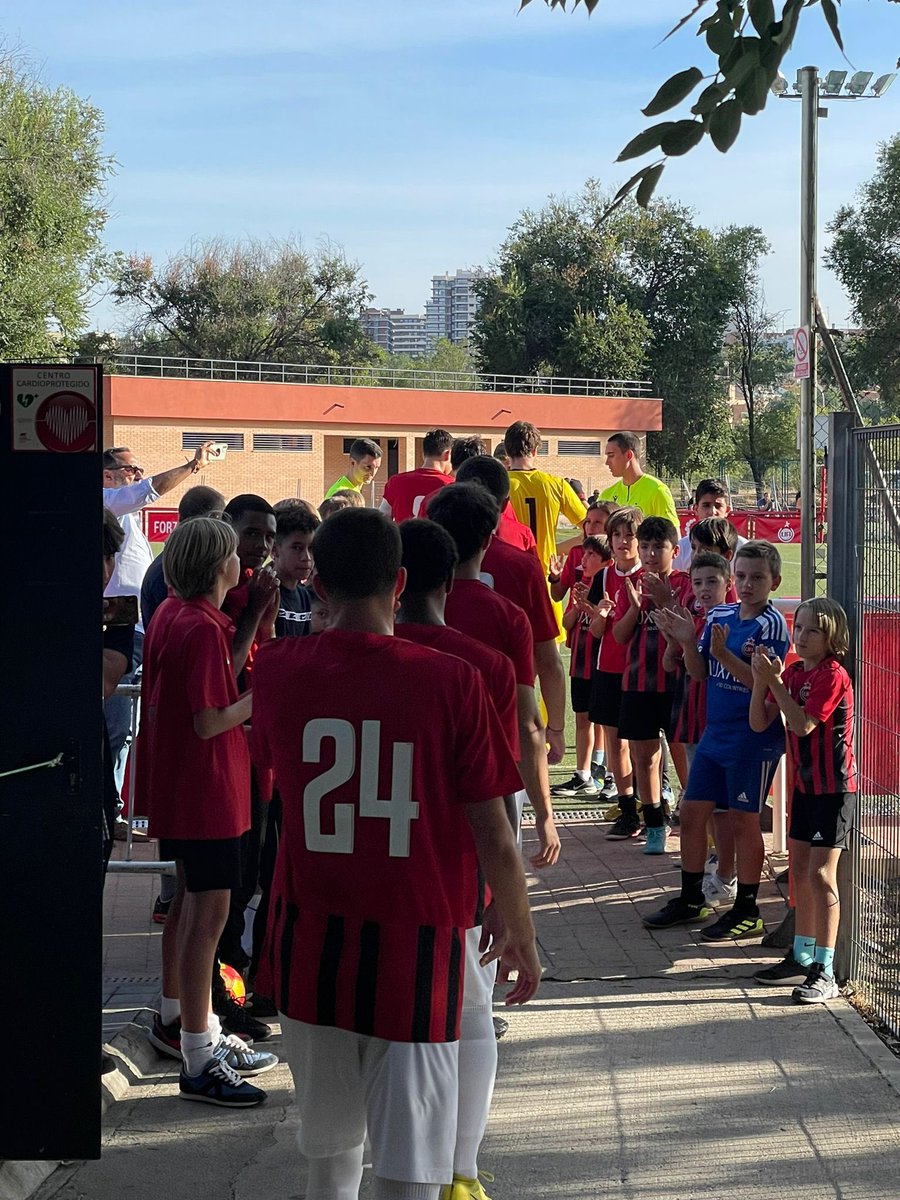 🥰 ¡Qué gran día de cantera hemos tenido hoy! ⚽️ Volver a ver a tod@s nuestr@s lob@s de corto es MARAVILLOSO 🐺 ¡Esto no ha hecho más que empezar! ❤️🖤 #CanteraRojinegra