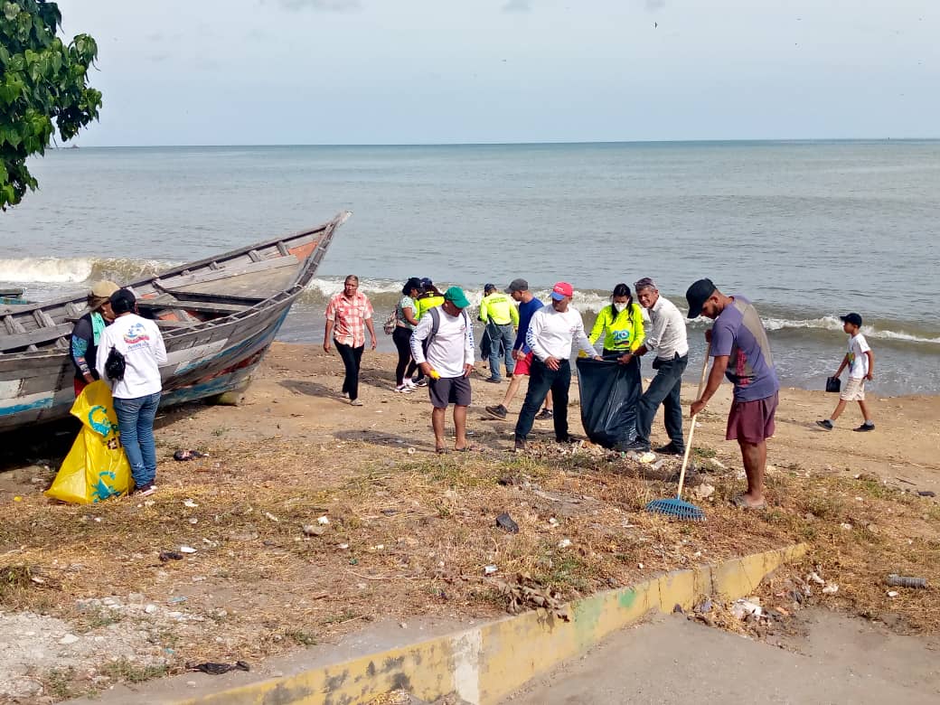 inea_venezuela's tweet photo. La actividad incluyó la recolección manual de desechos sólidos no peligrosos en playas de Carúpano con el CONPPA de Guayacán del pescado e @Insopesca, Minec, @AB_Guardacostas, Policía Municipal, Imparques, Circuito Escolar, Alcaldía Bermúdez y @PCivil_Ve. https://t.co/5nXQQgKNjs