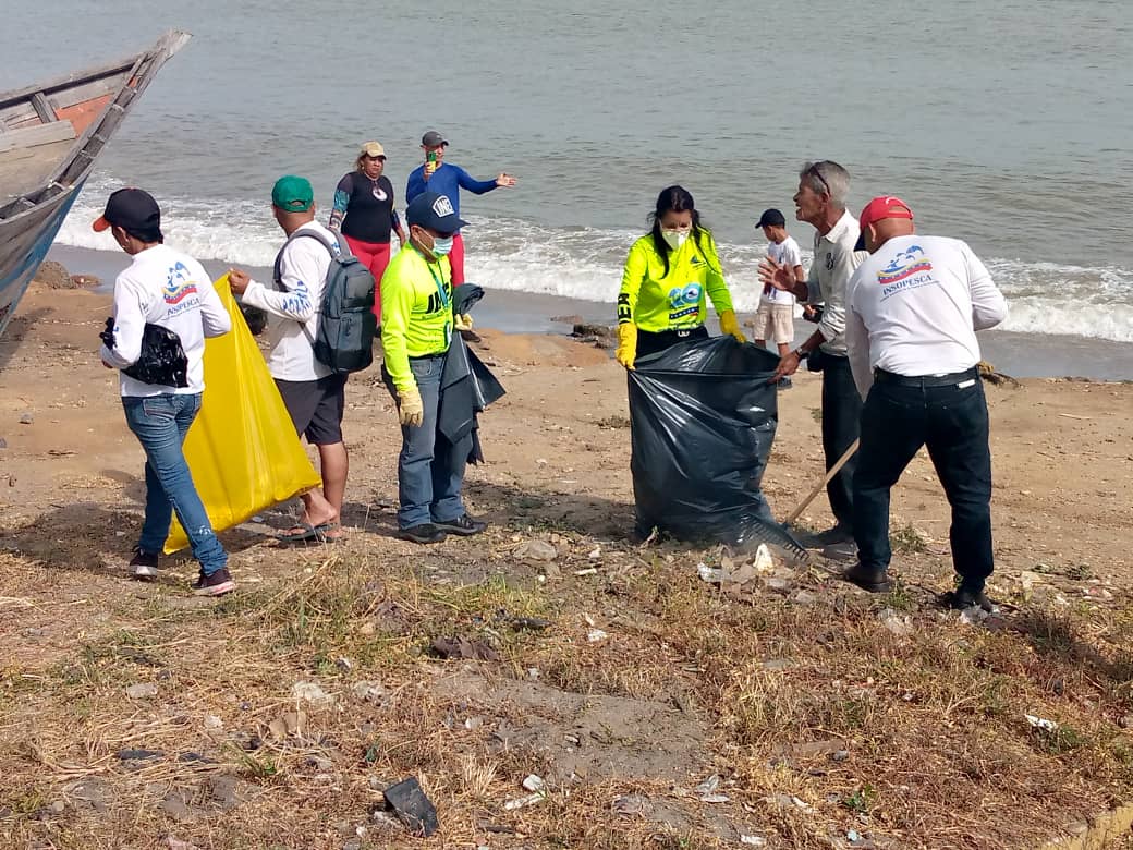 inea_venezuela's tweet photo. La actividad incluyó la recolección manual de desechos sólidos no peligrosos en playas de Carúpano con el CONPPA de Guayacán del pescado e @Insopesca, Minec, @AB_Guardacostas, Policía Municipal, Imparques, Circuito Escolar, Alcaldía Bermúdez y @PCivil_Ve. https://t.co/5nXQQgKNjs