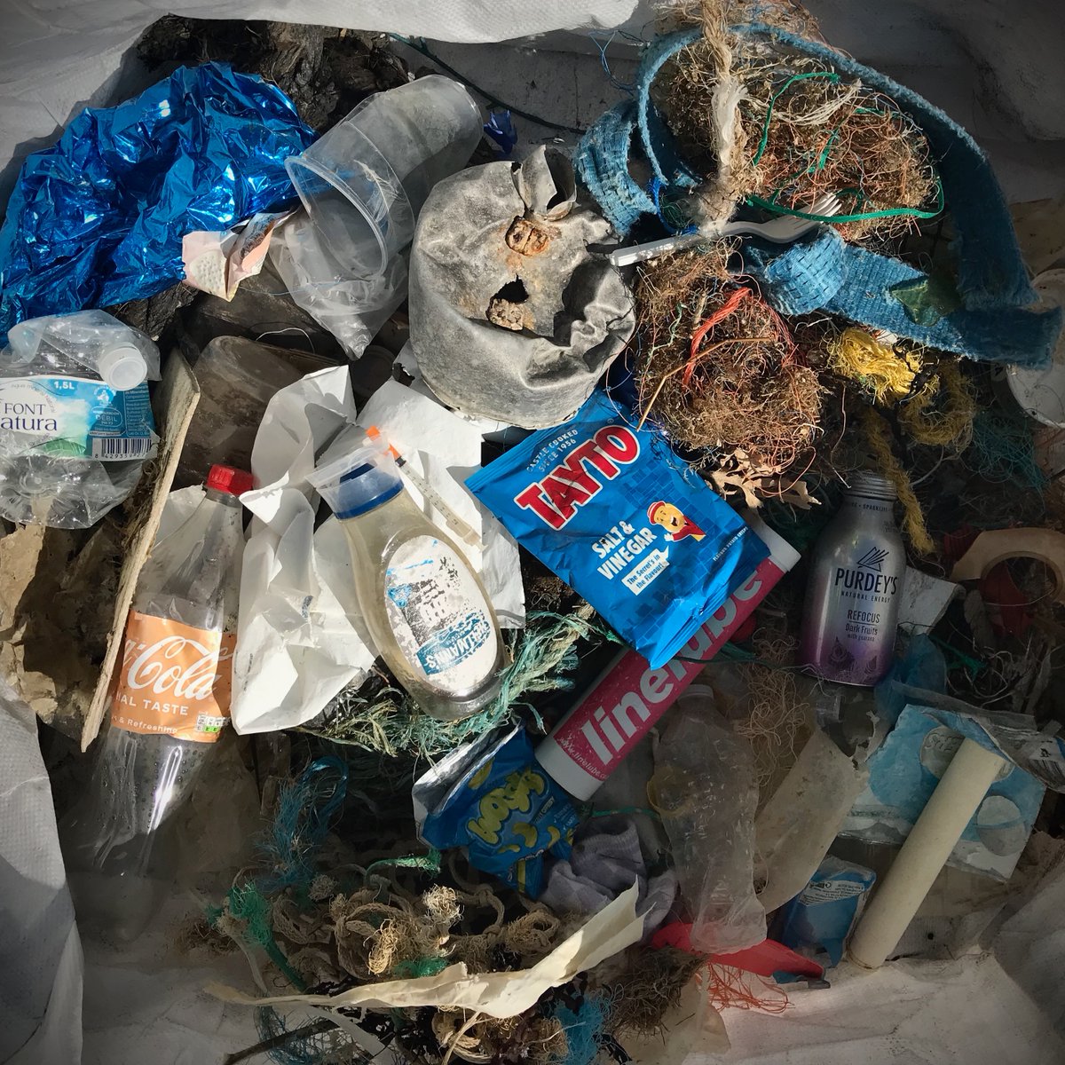 StrandlinersCIC's tweet image. #WorldCleanUpDay Magnificent day out at #Dungeness
Wonderful volunteers &amp;amp; wildlife.
Surveying #plasticpollution where beach visitors don't get to
This shows the real extent of the rubbish in the sea around the coast
#cleaningupisnotenough #beyondthebeachclean #dataisevidence