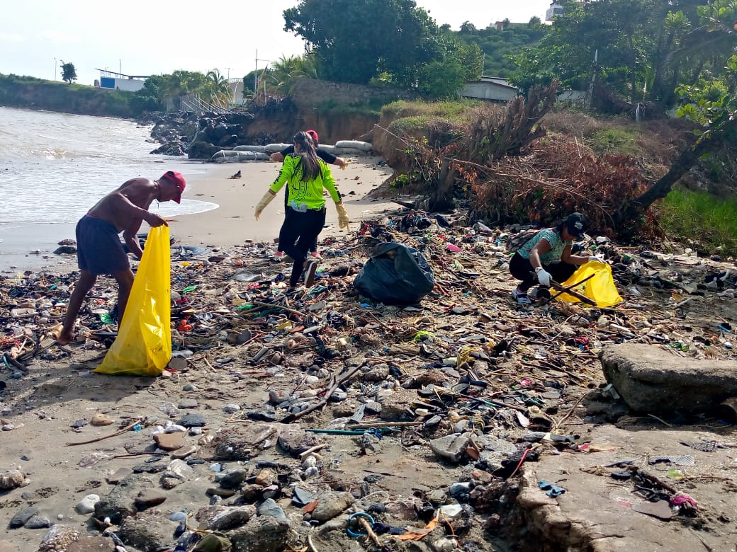 inea_venezuela's tweet photo. Se recolectó manualmente 4 toneladas de desecho (entre escombros y cauchos) y se dictaron 6 charlas de preservación ambiental. https://t.co/rXyRHy6Syx