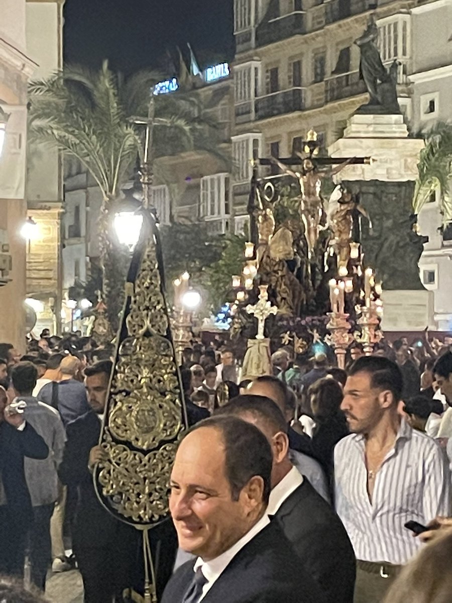 Llega <a href="/CofradiaPerdon/">Cofradía del Perdón</a> a calle Nueva #MagnaCadiz