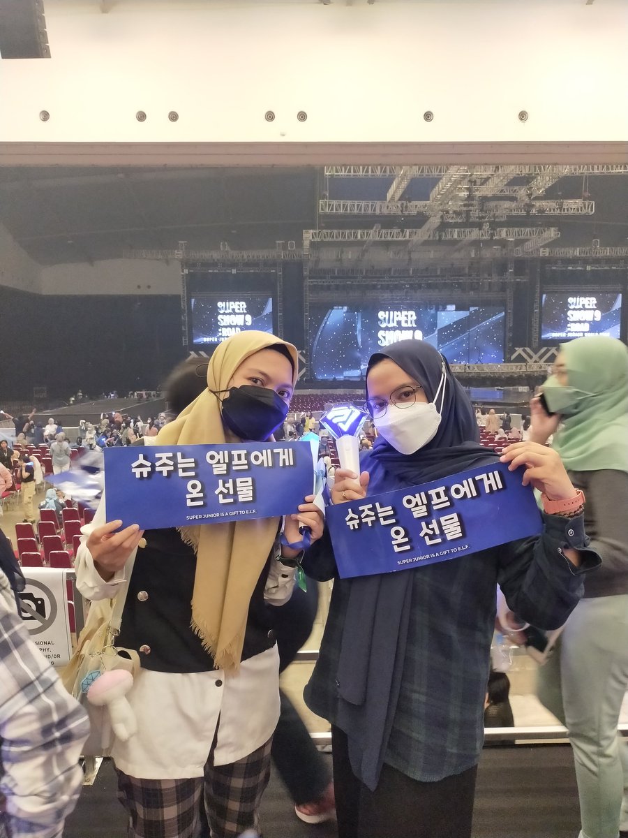 dianitaps_'s tweet photo. Thankyou for today ahjussi akoooo. Sempet dibuat bete masalah tiket tapi semua terbayar apalagi melihat kalian semua happy. Saranghaeyo 3000 @SJofficial ✨️💙💙💙💙💙 
#SS9inJakarta #SS9JAKARTA https://t.co/SHFpMOLBlE