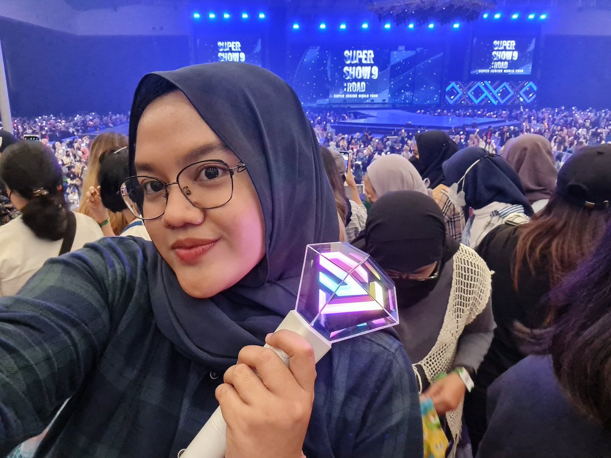 dianitaps_'s tweet photo. Thankyou for today ahjussi akoooo. Sempet dibuat bete masalah tiket tapi semua terbayar apalagi melihat kalian semua happy. Saranghaeyo 3000 @SJofficial ✨️💙💙💙💙💙 
#SS9inJakarta #SS9JAKARTA https://t.co/SHFpMOLBlE