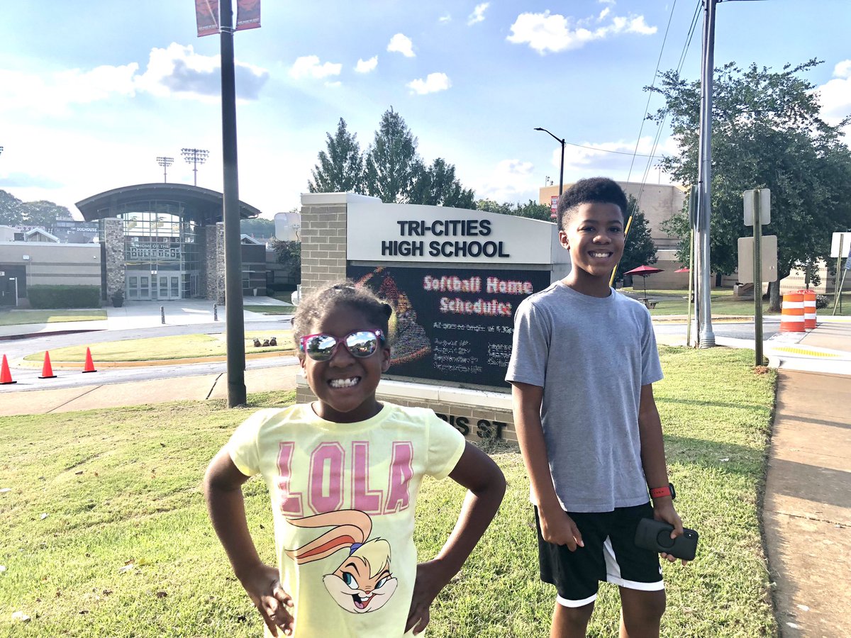 HosleyStephanie's tweet photo. Took my kids sight-seeing, and the finale was my old stomping grounds @TricitiesFCS #onemadeofmany #classof2000 ❤️🖤❤️🖤 https://t.co/SLJQrmPgOR