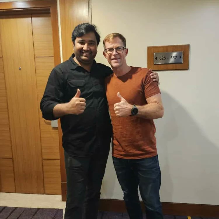 MrHajiArfat's tweet photo. आज मेरे साथ मेरे करिबी दोस्त क्रांती शानबाग जी इनके साथ इंदौर पहुचा. उस वक्त हमारे साथ क्रिकेटर साऊथ आफ्रिका लिजेंड्स के कप्तान जॉन्टी ऱ्होड्स जी, महशूर संगीतकार साजिद खान जी और मेरे मित्र महशुर गायक दानिश साबरी जी मौजुद थे।
@JontyRhodes8 https://t.co/oZNEIJohuY