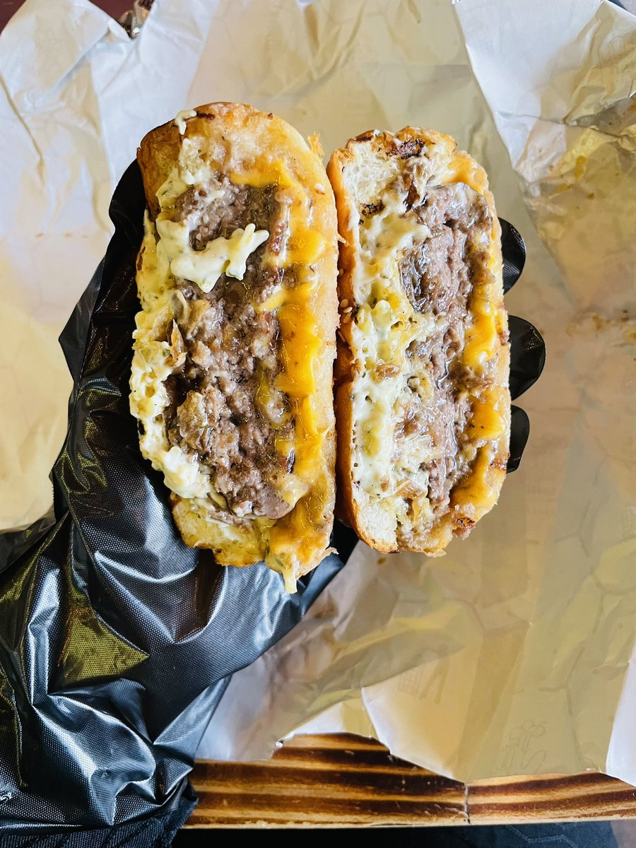 ‏ملاذ الرياض ☕️🍩 on Twitter "RT Your_71 مطعم كليفر برجر يقدمون نوع