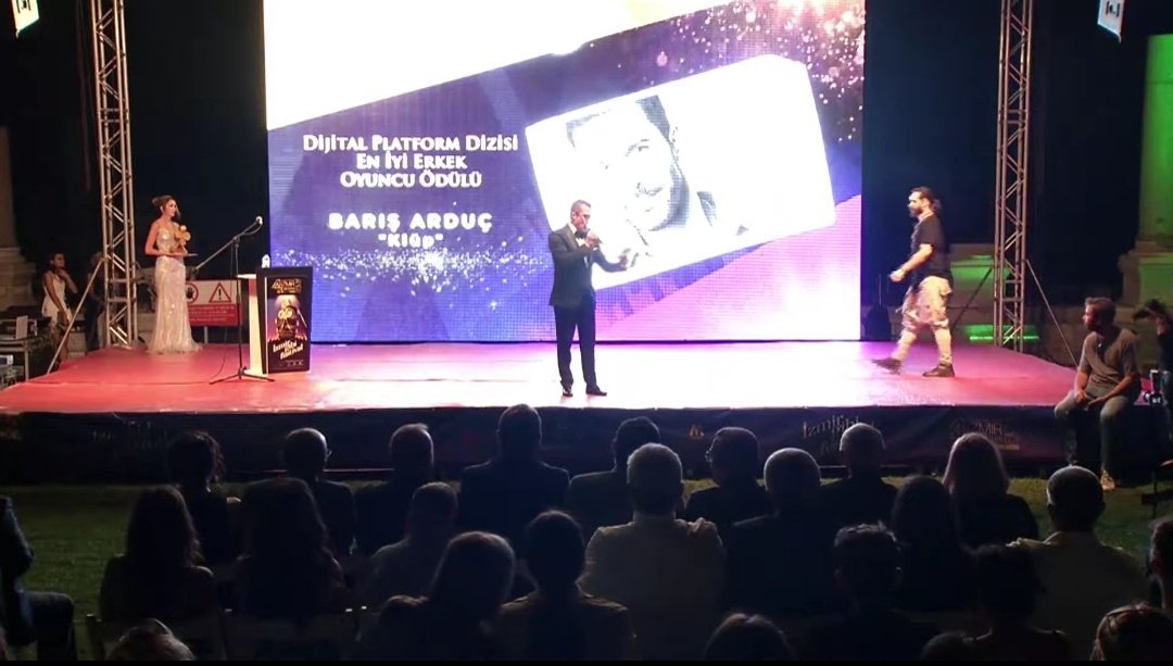 4. Uluslararası İzmir Film Festivali'nde;

"TV Dizisi En İyi Erkek Oyuncu" ve "Dijital Platform Dizisi En İyi Erkek Oyuncu" ödüllerininin sahibi Barış Arduç olmuştur.

Destek olan herkese teşekkür ederiz.🏆❤️

#BarışArduç <a href="/baris_arduc/">Barış Arduç</a>
#AlparslanBüyükSelçuklu #Kulüp