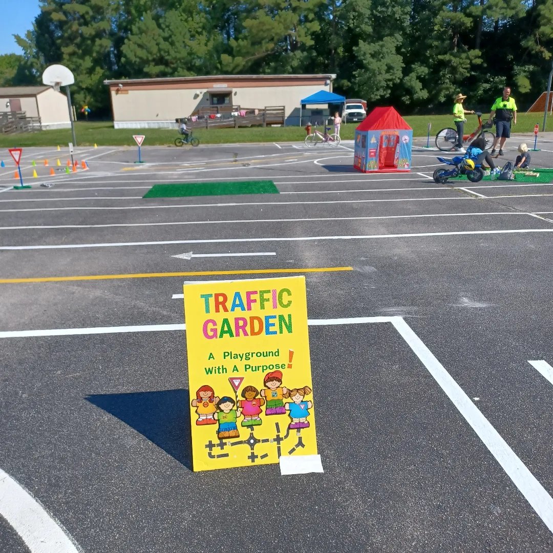 YouGoPlan's tweet image. I got to play with @LockhartLions and their #traffic garden this morning. Thank you @KdalePD #awesomeofficers and @SRTSNC for the invite. #wehadfun