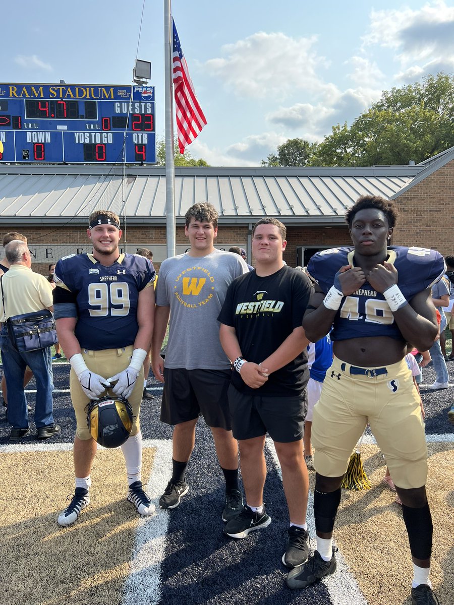 vanessammoore's tweet photo. Forever linked⛓⚫️🟡🐾 what a great game!! @richieaguilar88 @KouameJt https://t.co/9rTkVExLY9
