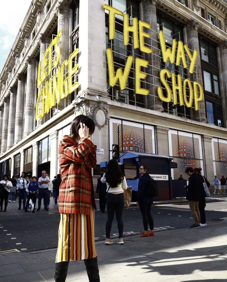 BaleTales's tweet photo. Oxford St, London. Europe’s busiest shopping street used to welcome around half a million visitors per day. 

Photographed by @veepandey https://t.co/1lHi0jb1IL
