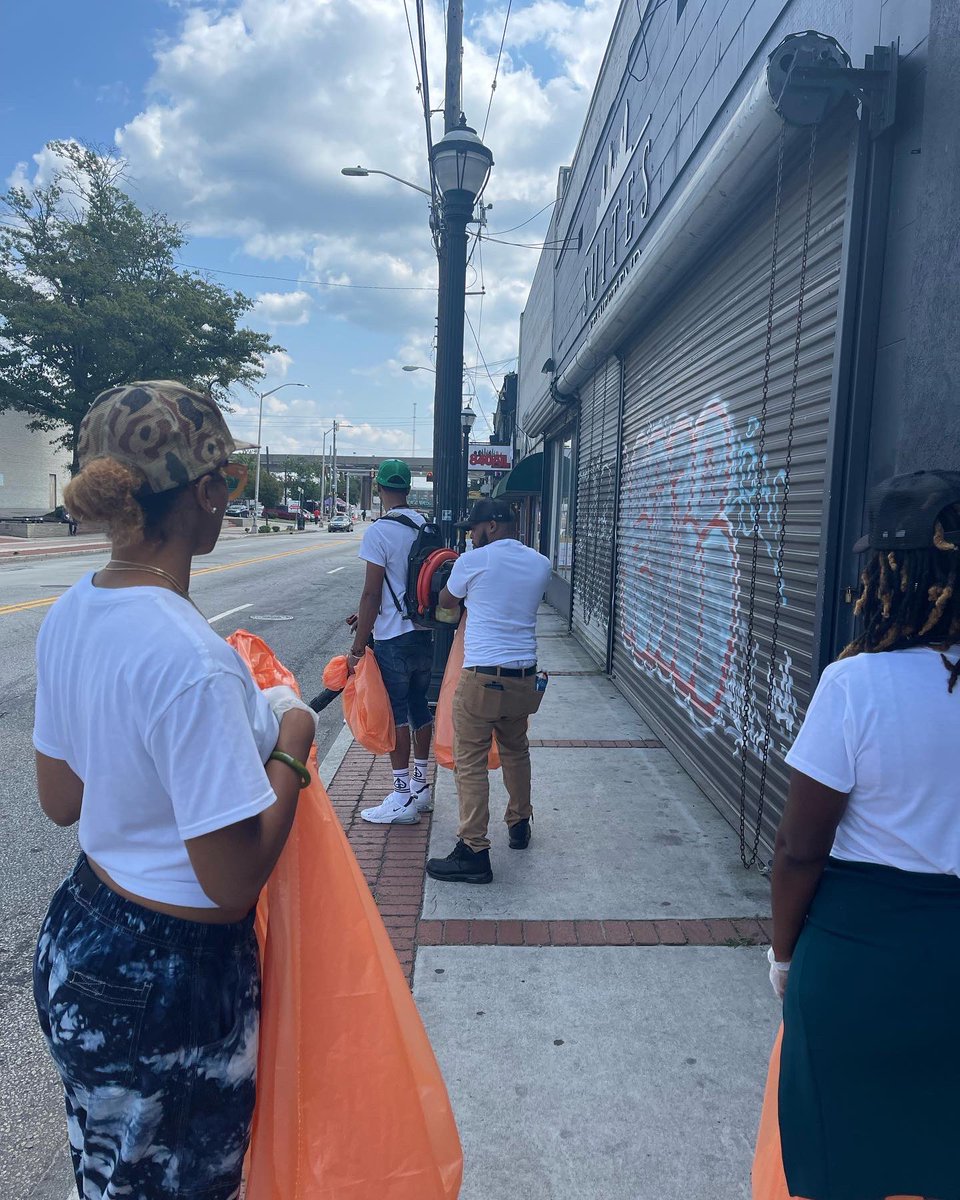 tymetothrive's tweet photo. Today we joined @ygmovement to do a Community Clean Up in The Westside of Atlanta ❕ #TogetherStronger #Community 💜💜💜 https://t.co/orkQYQud5V