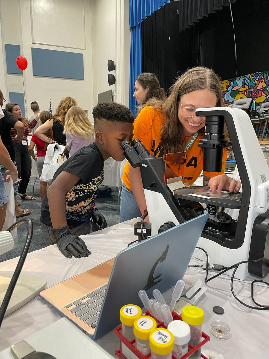 CarolineCencer's tweet photo. Successful outreach day with @VI4Research at #MEGAMicrobe today showing kids some cool bugs with @confocalart! 🦠🧫🔬 https://t.co/khB7ZVgpu0