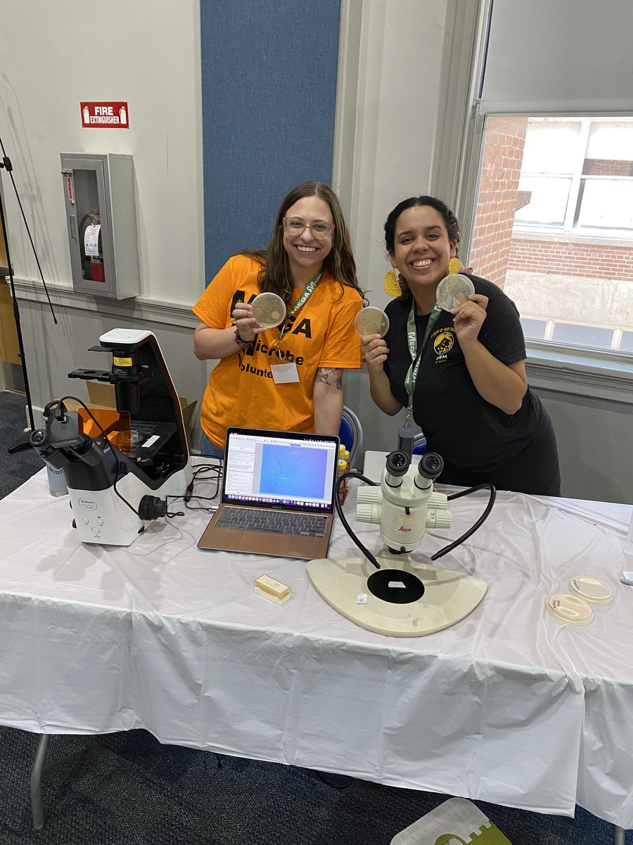 CarolineCencer's tweet photo. Successful outreach day with @VI4Research at #MEGAMicrobe today showing kids some cool bugs with @confocalart! 🦠🧫🔬 https://t.co/khB7ZVgpu0