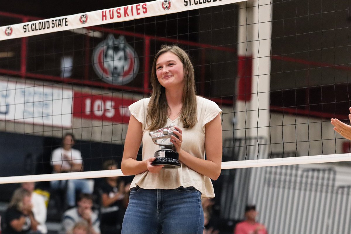 SCSUHuskies_VB's tweet photo. 🏆🐾

2021-22 St. Cloud State Female Athlete of the Year Maddy Torve was presented with her award prior to this afternoon’s match!

#HuskiesVolleyball 🐾 https://t.co/ZoUdINOiCJ