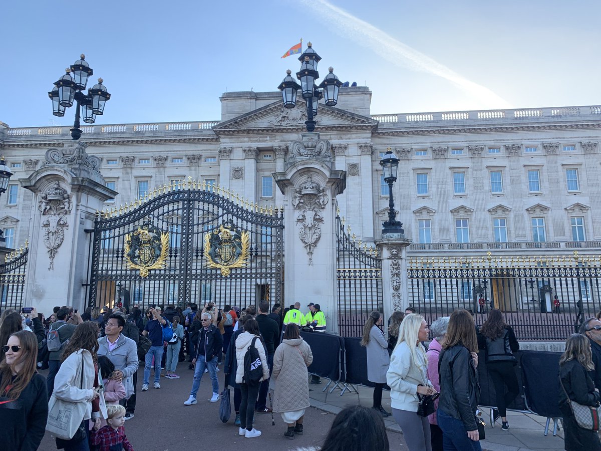Ackerss's tweet photo. Not my normal view down at the Palace.
#QueenElizabethIIMemorial #QEII #BBCOB https://t.co/riqG9QMBMb