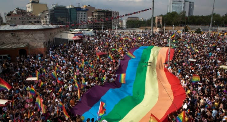 LGBTİ+ karşıtı eyleme izin veren İstanbul Valiliği, eylemin çağrı videosunu 'kamu spotu' adı altında yayınlatan RTÜK suç işliyor! Devlet eliyle hayatlarımıza yapılan müdahaleyi kabul etmiyoruz, gerici söylemlerle yaydığınız nefrete inat özgürlüklerimizden vazgeçmiyoruz..