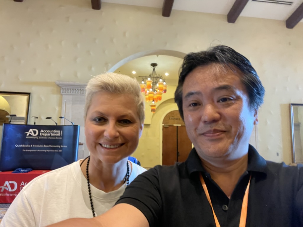 asiatoasia's tweet photo. 女性DJ兼映画監督のジェニーさんと記念撮影。EOデトロイトの会長なのですが、スピーチが本当に素晴らしくて感動しました。ジニーさんはLGBTQで元ロシア人、奥さんは元ウクライナ人でウクライナ支援活動もやっています。日本語で話しかけてくれました。
#キリロム工科大学 #猪塚武 #キリロム #eoalchemy https://t.co/hjpUcId39K