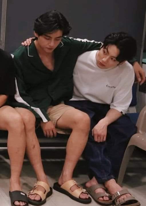 TkTziyu's tweet photo. ‼️BREAKING NEWS‼️

Bts JK and Bts V caught clinging to eachother while wearing couple shoes!!According to many dating rumours when two people caught wearing matching things that means they are dating!And hybe still didn't denied the rumours so seems like this rumours can be true! https://t.co/qPT9xfziLo