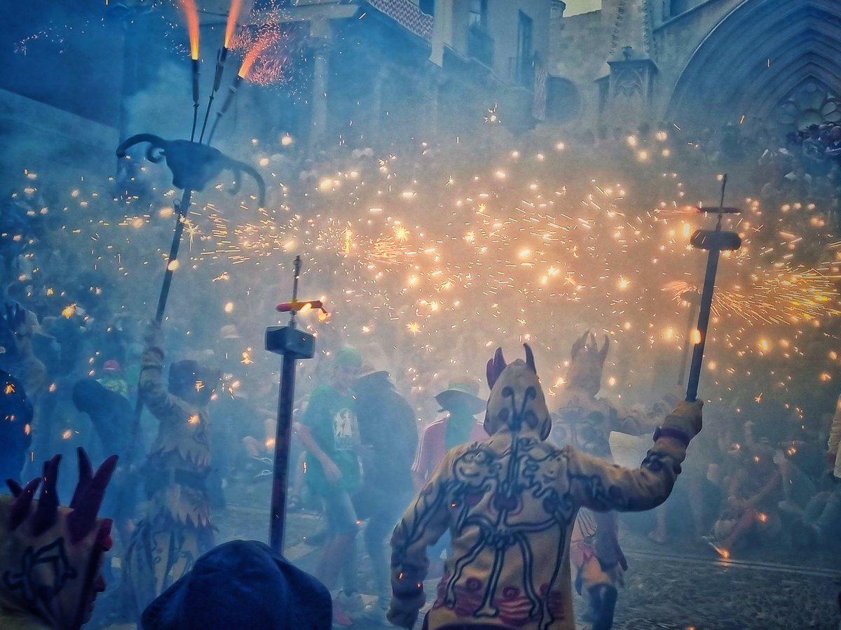 DavFolch's tweet photo. Fabulosa cercavila del Convit del 700 que honora els 700 anys de l'arribada del Braç de Santa Tecla a Tarragona. Us deixo un fil fotogràfic de l'esdeveniment.
@SantateclaTGN #SantaTecla2022 #SantaTecla700 https://t.co/5Qlb2BSuz9