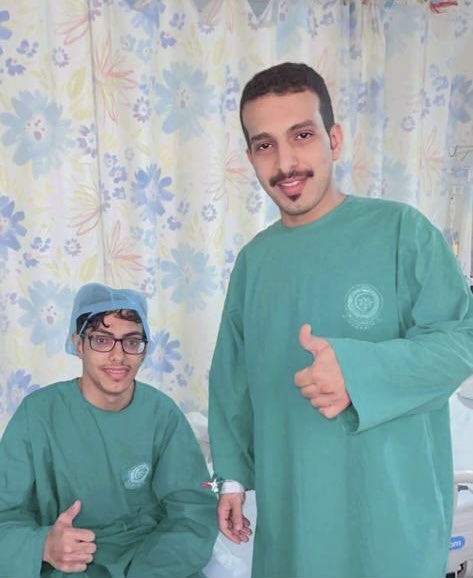 AJELNEWS24's tweet photo. في بادرة إنسانية ومثالاً لعمق المحبة والتضحية بين الإخوة ..

الشاب السعودي " طلال الحربي " يتبرع بكليته لأخيه الصغير فهد، لينهي بذلك معاناة أخيه مع الفشل الكلوي .. وكان الشاب طلال قد تبرع كذلك في عام 2016 لأحد الأطفال بحفر الباطن بجزء من كبده.
- https://t.co/biQIdI8k16