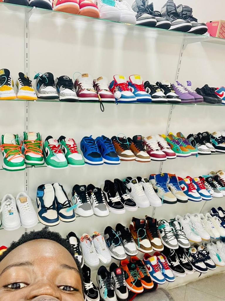 DENNISPAULJOHN's tweet photo. SNEAKERS KALI SANA 
NISAIDIE KURETWEET @iboysean  
BEI KITONGA 
Mikoani tunatuma pia 
#MICHONGO #sneakers #Tanzania https://t.co/0AxFV7Dk8G