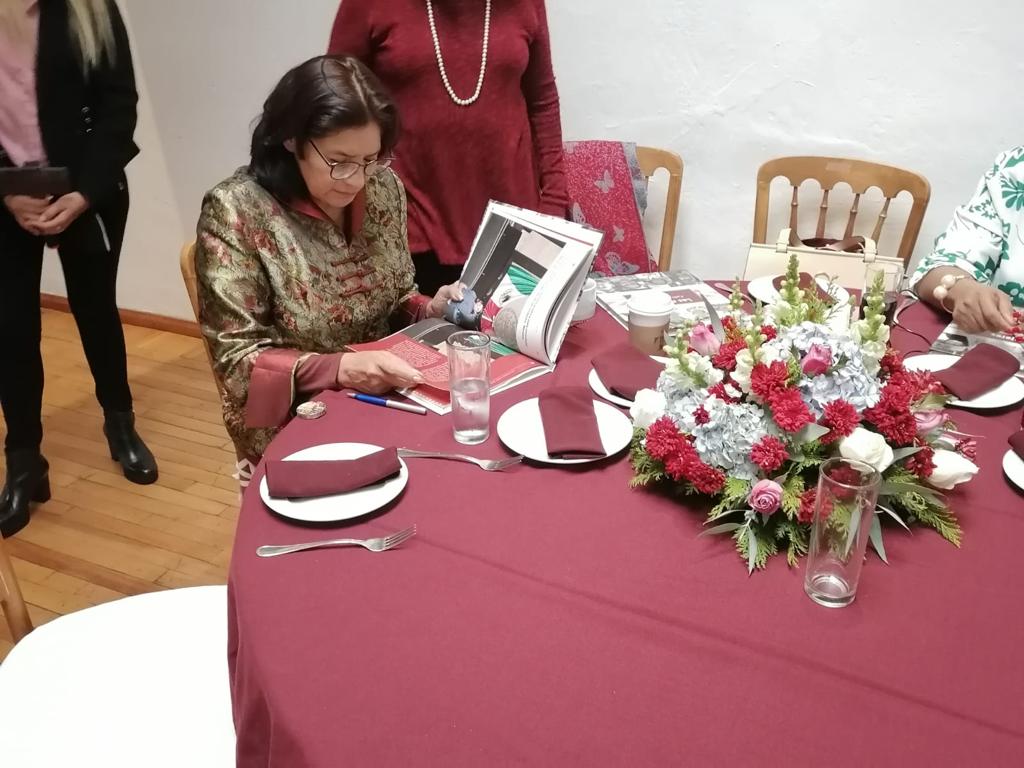 El día de ayer se presentó el libro, "Mujeres pilar de la democracia" me siento muy honrada de aparecer entre sus páginas y agradezco a <a href="/CarolBArriaga/">Carol Arriaga 🌾</a> por incluirme en el proyecto...