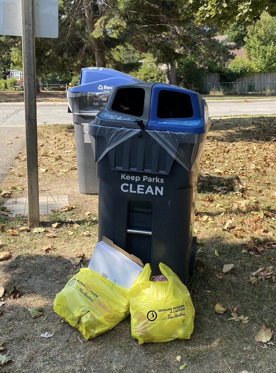 RudyCuzzetto's tweet photo. Happy to join the International Coastal Cleanup this afternoon, and #PitchIn to help clean up our local beaches in #PortCredit — we even found an old Motorola cell phone! Many thanks to @Pitch_In_Canada for the bags. #MississaugaLakeshore #WePitchIn #WorldCleanupDay 🌎 https://t.co/oQETs1seUW