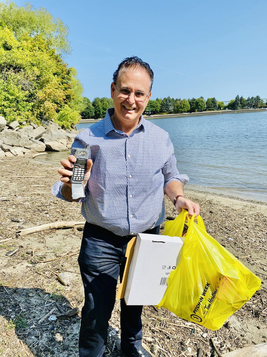 RudyCuzzetto's tweet photo. Happy to join the International Coastal Cleanup this afternoon, and #PitchIn to help clean up our local beaches in #PortCredit — we even found an old Motorola cell phone! Many thanks to @Pitch_In_Canada for the bags. #MississaugaLakeshore #WePitchIn #WorldCleanupDay 🌎 https://t.co/oQETs1seUW