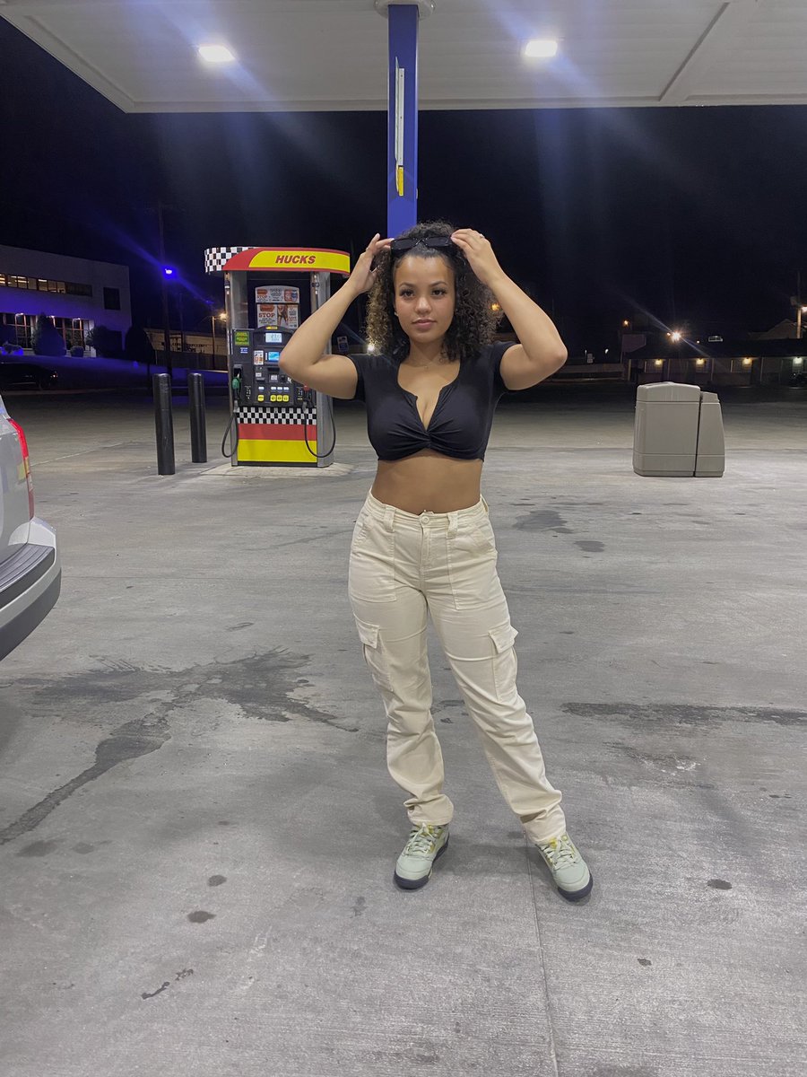 i never post pics on here :/ hey 🫶🏽