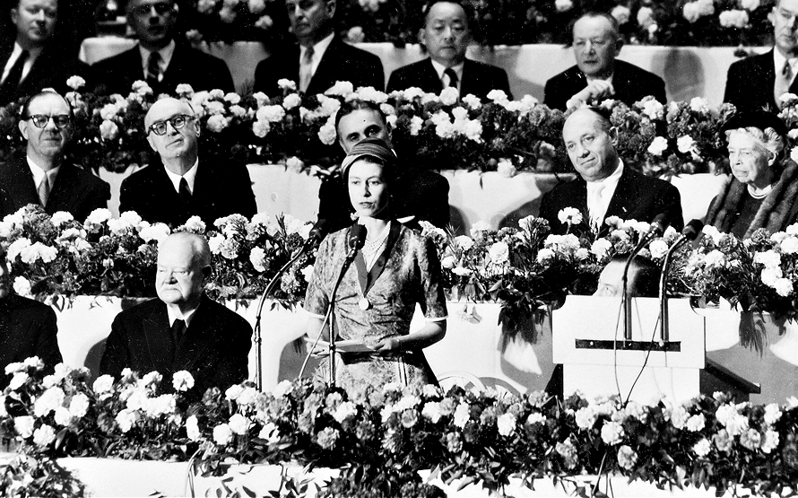 The Queen visited New York City three times, but only spent one night in a hotel. Which one?  bit.ly/3BOvB0H