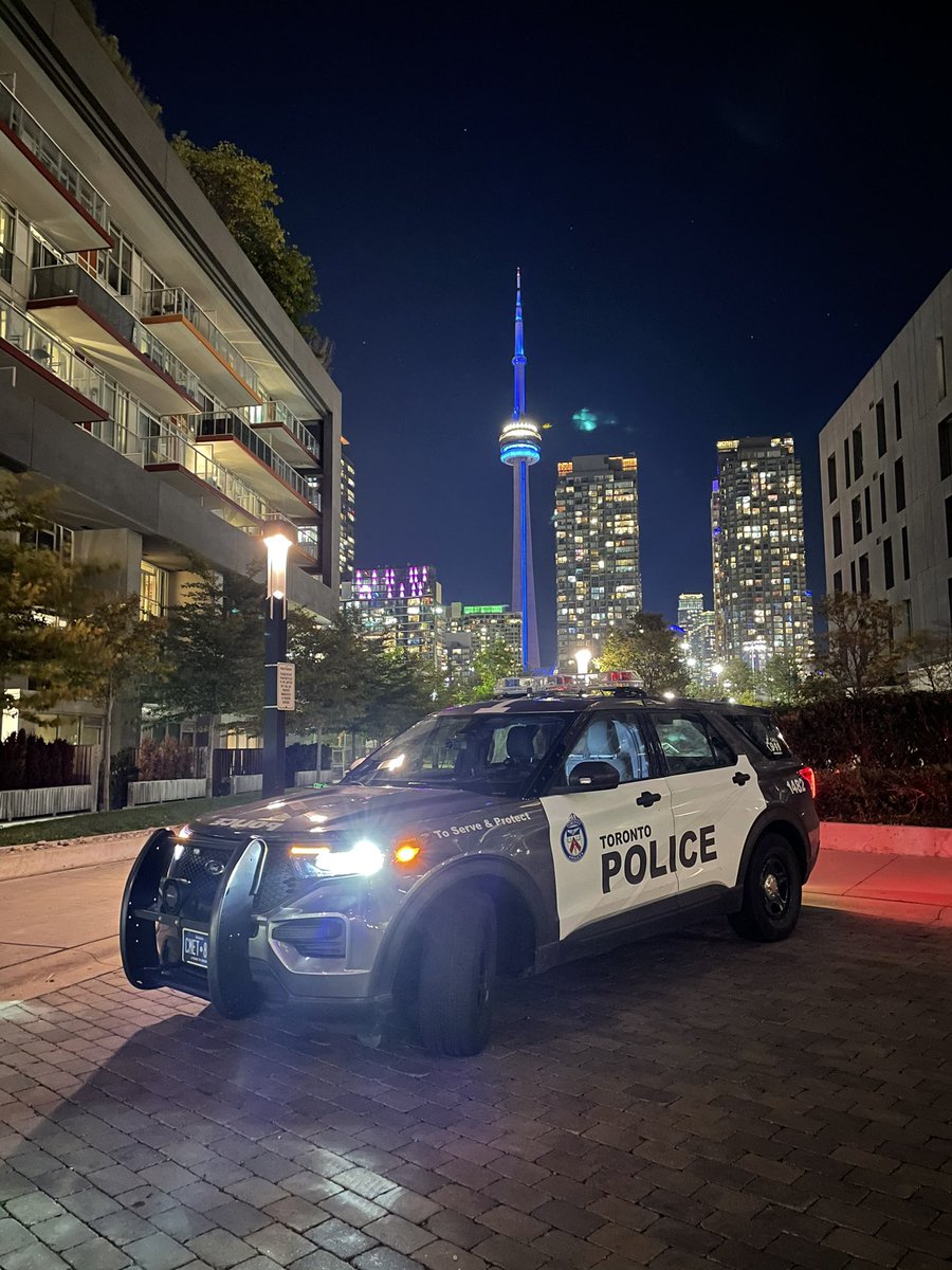 TorontoRepeater's tweet photo. Such a pretty spot for a photo. #tps #policecar #cntower https://t.co/WhJ5focPyN