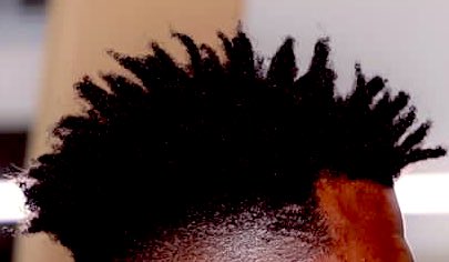 1️⃣
أخي وإبني اللاعب..
هل يعينك هذا الشكل على زيادة قيمة عقدك؟
أو يرفع من مستواك داخل الملعب؟ ويرهب خصومك!

أو يزيد من شعبيتك الجماهيرية؟

وهل ترى أنه مقنع لزوجتك أو والديك وباقي أهلك ومجتمعك؟

ألا تعتقد أننا كمحبين لك وكمتابعين، نستحق أن نراك كما تعودنا أن نرى أبناءنا وأخوتنا؟!..