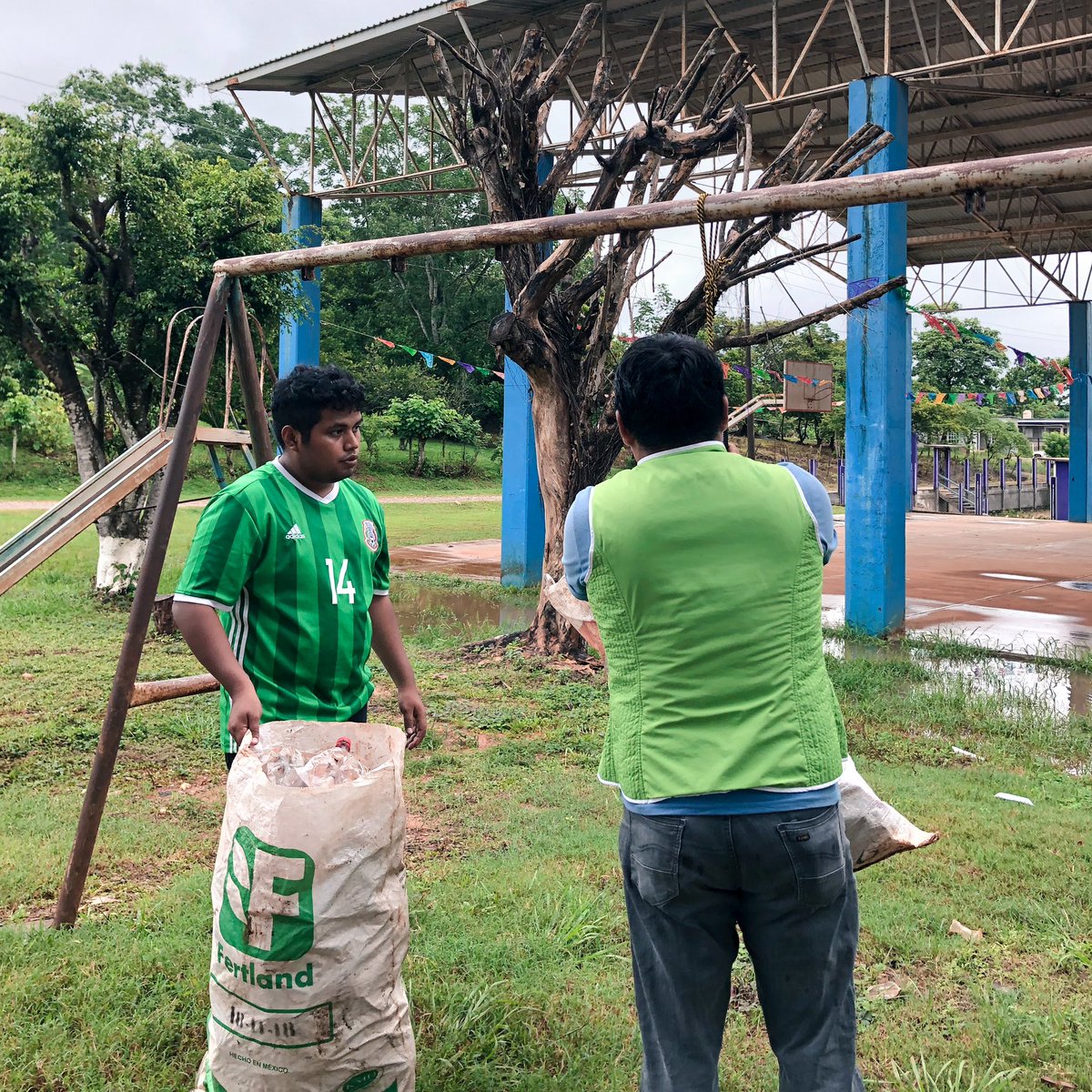 IlseMNolasco's tweet photo. Gracias al agente de policía de 📍El cedral por su disposición y ayudarnos a beneficiar a + de ☑️15 familias, de igual manera a mi amigo Carlos en 📍Arroyo Chiquito por difundir nuestro programa para que participaran vecinos de su comunidad. 

📢 Recolectamos + de 60kg de PET. https://t.co/PHv1X3drnY