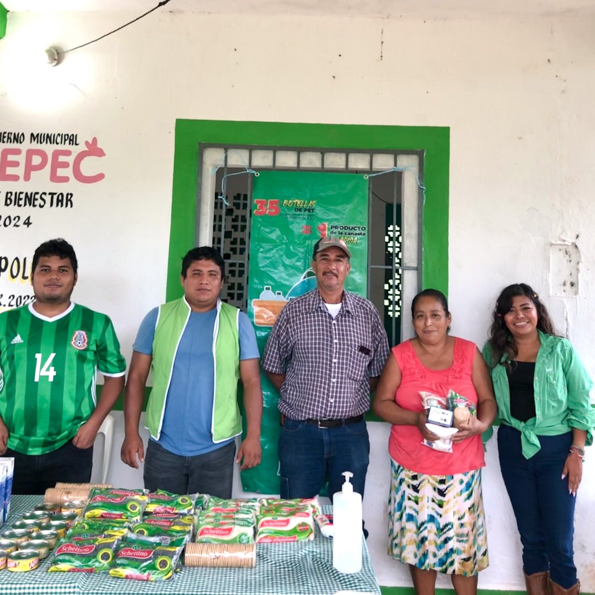 IlseMNolasco's tweet photo. Gracias al agente de policía de 📍El cedral por su disposición y ayudarnos a beneficiar a + de ☑️15 familias, de igual manera a mi amigo Carlos en 📍Arroyo Chiquito por difundir nuestro programa para que participaran vecinos de su comunidad. 

📢 Recolectamos + de 60kg de PET. https://t.co/PHv1X3drnY
