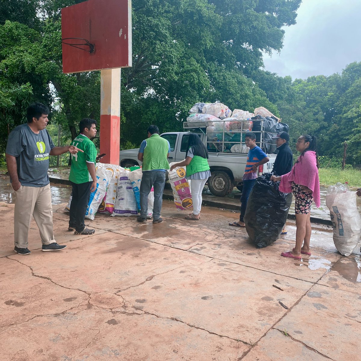 IlseMNolasco's tweet photo. Gracias al agente de policía de 📍El cedral por su disposición y ayudarnos a beneficiar a + de ☑️15 familias, de igual manera a mi amigo Carlos en 📍Arroyo Chiquito por difundir nuestro programa para que participaran vecinos de su comunidad. 

📢 Recolectamos + de 60kg de PET. https://t.co/PHv1X3drnY
