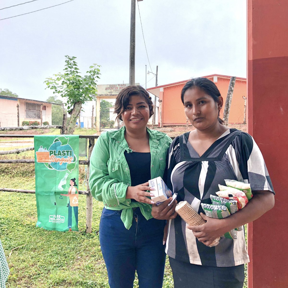 IlseMNolasco's tweet photo. Gracias al agente de policía de 📍El cedral por su disposición y ayudarnos a beneficiar a + de ☑️15 familias, de igual manera a mi amigo Carlos en 📍Arroyo Chiquito por difundir nuestro programa para que participaran vecinos de su comunidad. 

📢 Recolectamos + de 60kg de PET. https://t.co/PHv1X3drnY
