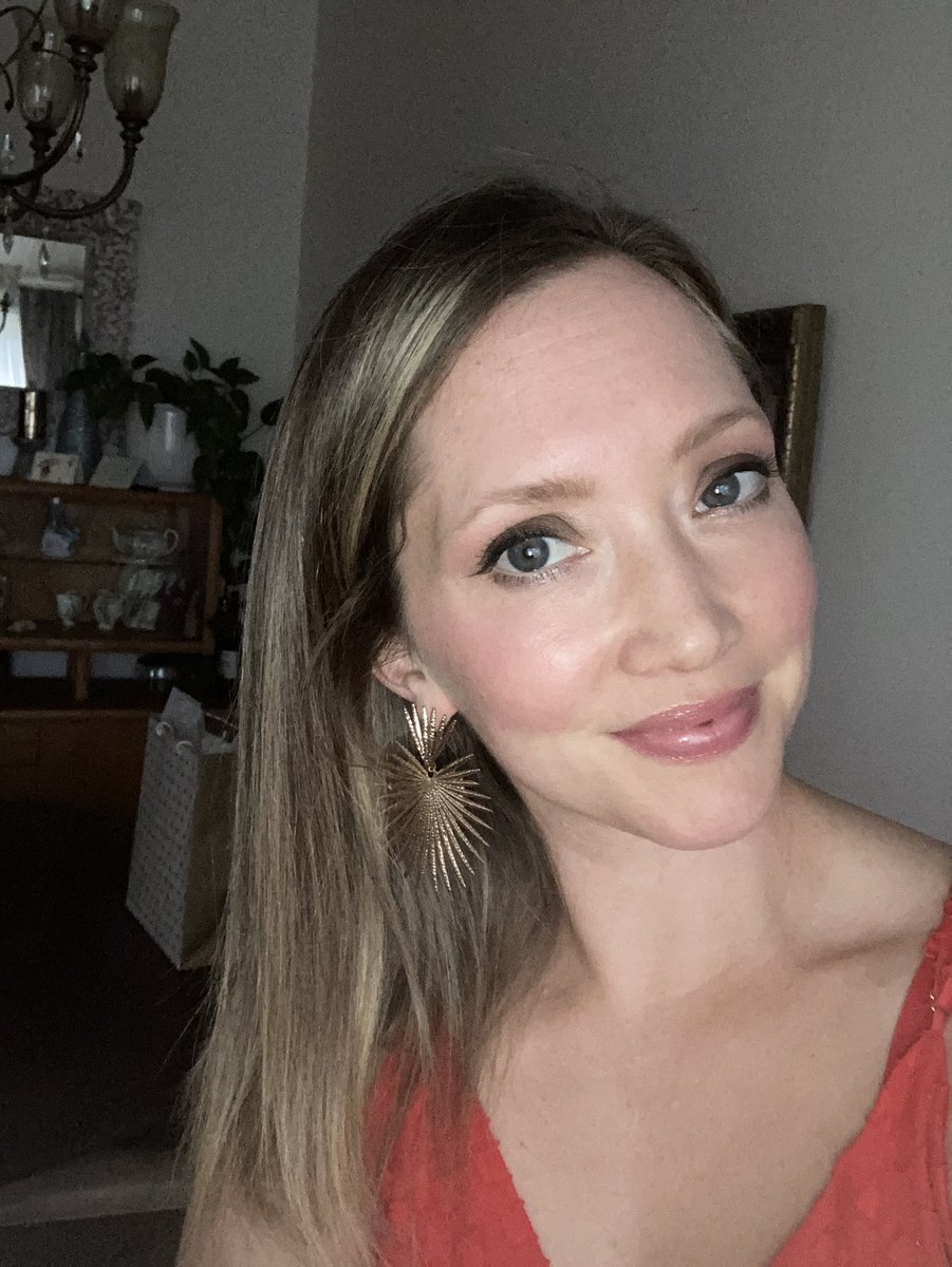 TheraParent's tweet photo. I am a 36 year old mother of 2, a wife and educator. I am healthy, educated and a contributing member of society. I am no robot. But according to @JustinTrudeau all of this is “unacceptable” and that I should be dealt with. #Trudeaumustgo https://t.co/aHgg42vfp7