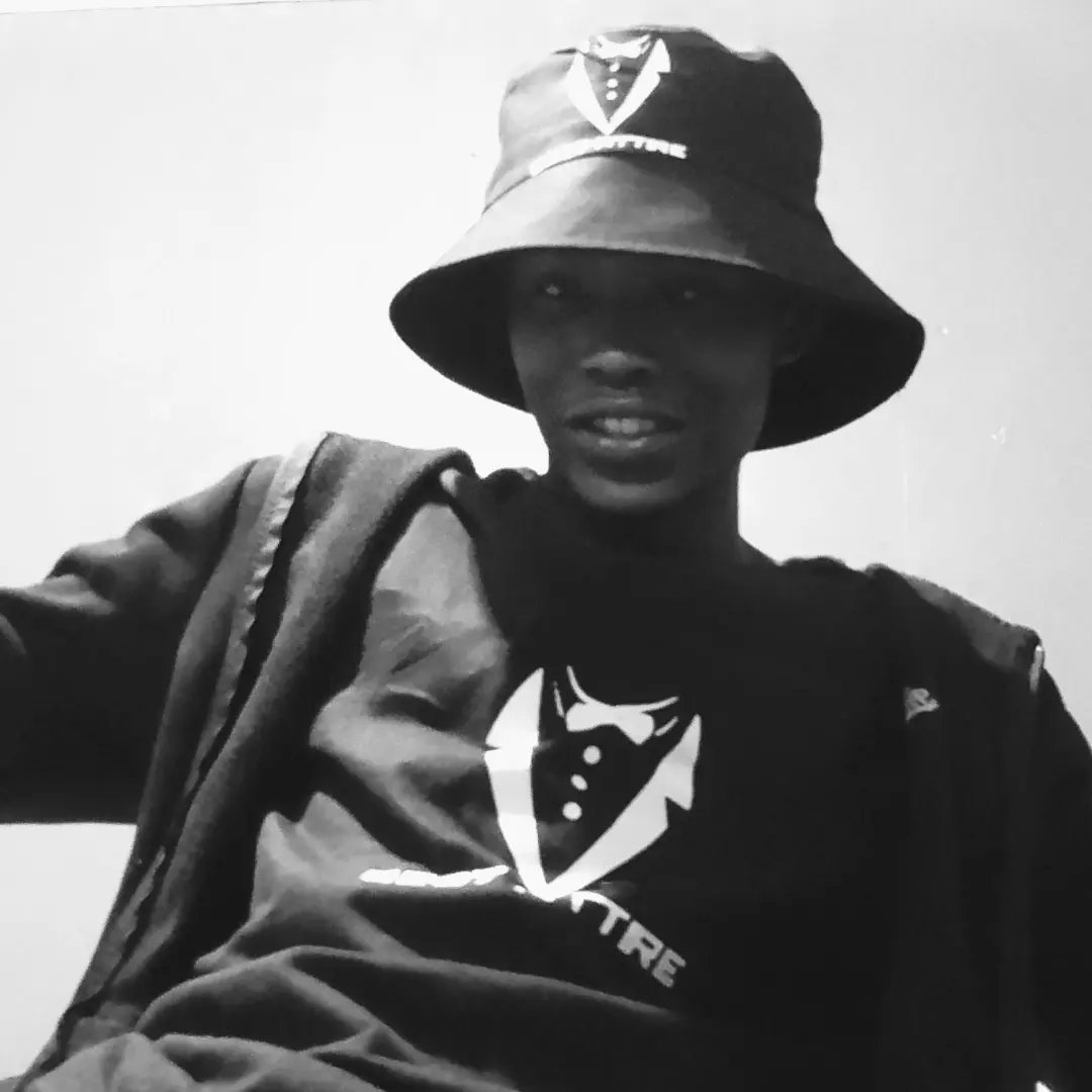 AtttireBest's tweet photo. SBU NHLAPO ROCKING OUR BLACK AND WHITE BUCKET HAT AND TEE https://t.co/bk0nQw7G8k