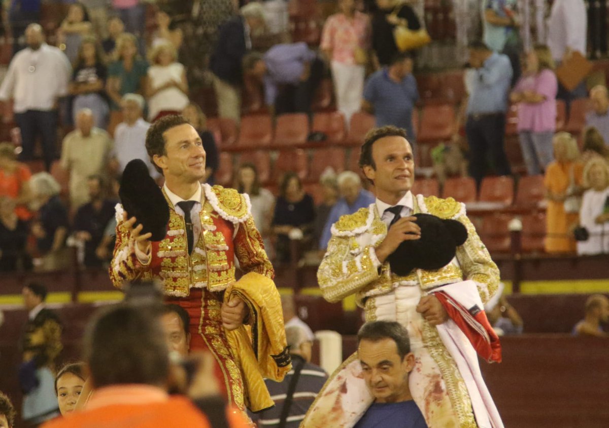 FESTEJOS.- MURCIA.- Doble puerta grande en Murcia #Murcia <a href="/PlazaToroMurcia/">Plaza Toros Murcia</a> <a href="/victorinotoros/">Victorino Martin</a> <a href="/RRRafaelillo/">Rafaelillo</a> <a href="/ferrera_torero/">Antonio Ferrera</a> burladero.tv/festejos/2022/…