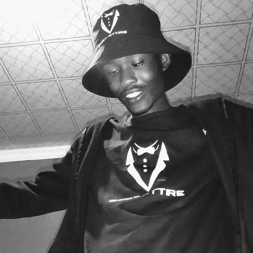 AtttireBest's tweet photo. SBU NHLAPO ROCKING OUR BLACK AND WHITE BUCKET HAT AND TEE https://t.co/bk0nQw7G8k