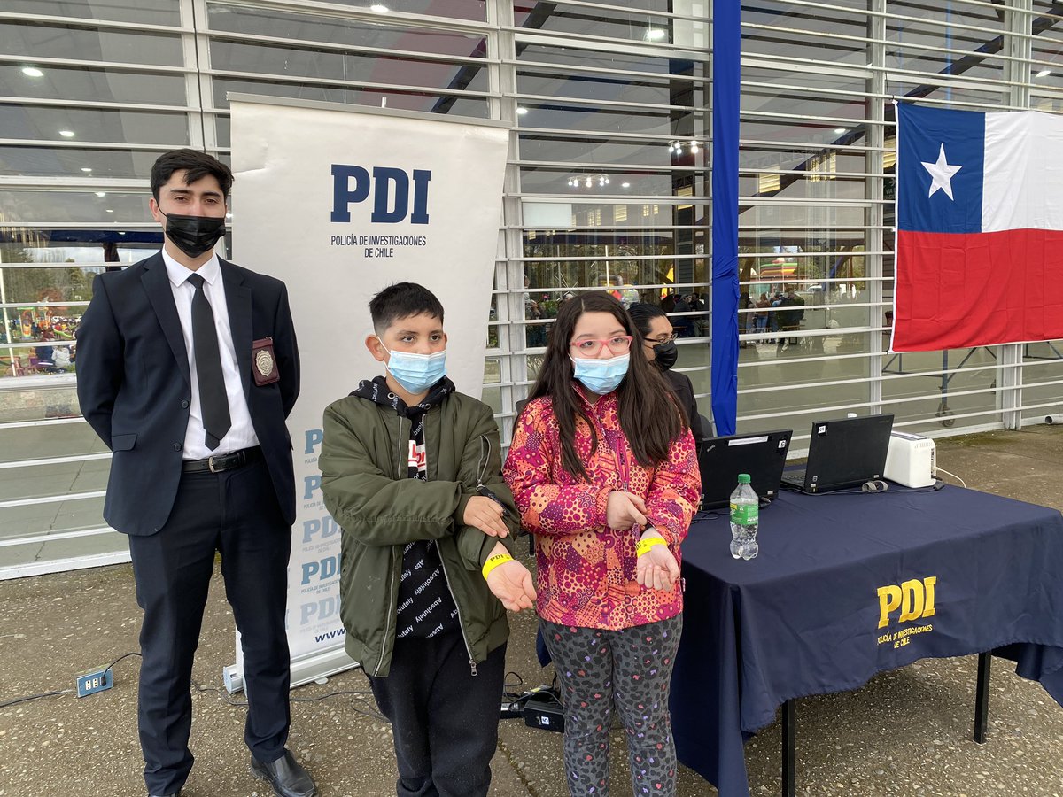 PDI_LosRios's tweet photo. Este 17, 18 y 19 la #PDI estará presente en la Fiesta de las Tradiciones en el recinto Saval de #Valdivia, instalando Pulseras #Sebra (Seguridad en el Brazalete), para evitar el extravío de niños y niñas.
Encuéntranos al exterior del Centro de Ferias 🙌🏻 #LosRios #Valdiviacl https://t.co/73C1UjprLY