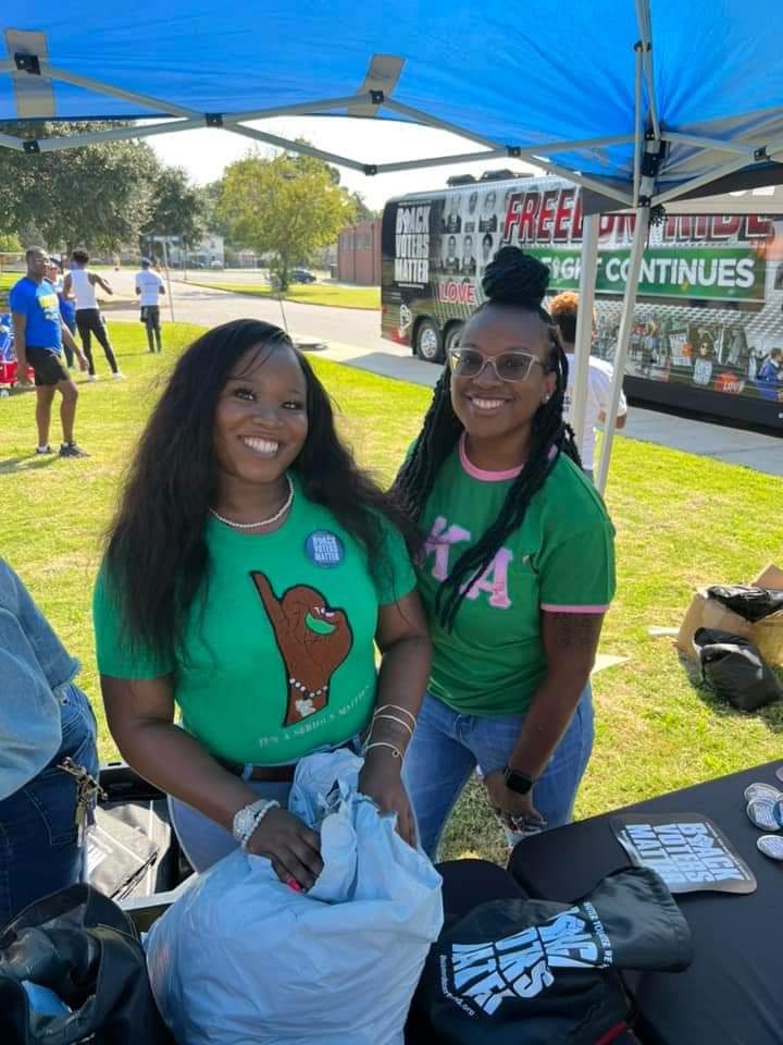 DonnitaFVSU's tweet image. GPO members at the FVSU vs Allen University Football Game helping people get registered to vote! 💕💚

#AKA1908 #significantSA