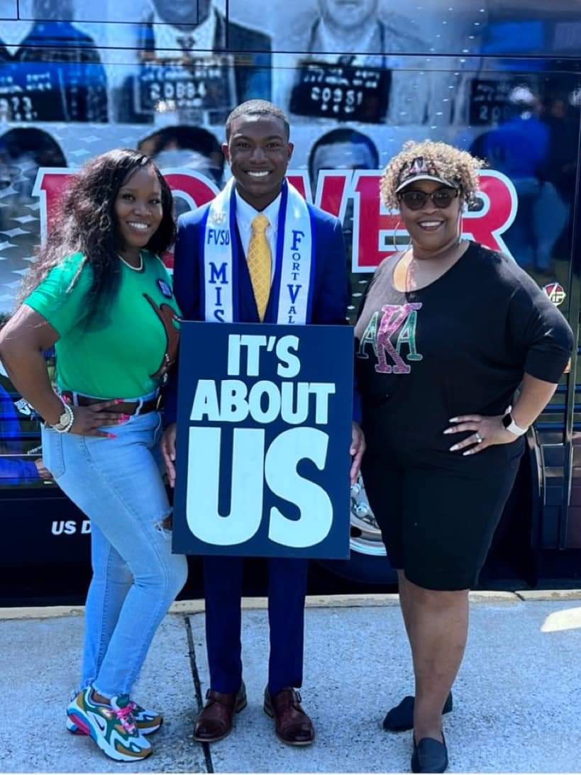 DonnitaFVSU's tweet image. GPO members at the FVSU vs Allen University Football Game helping people get registered to vote! 💕💚

#AKA1908 #significantSA