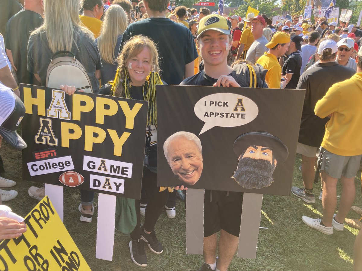 phillipsjen7's tweet photo. @CollegeGameDay Thank you for coming to @appstate! https://t.co/Lt1pNBxYZi