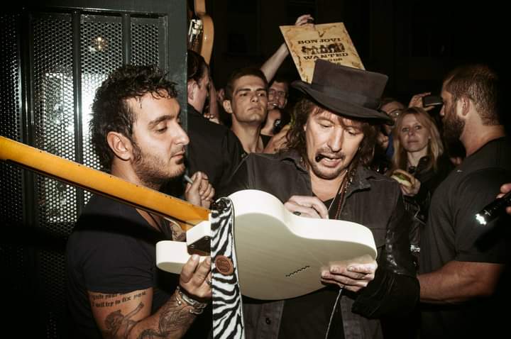 SamboraItalia's tweet photo. With the pen cap in mouth!

📷from Richie's Facebook page
#RichieSamboraItalia 🇮🇹
#richiesambora #richiesamborafan #samboraddicted #samboraforever #bonjovi #guitar #guitarist #music #musician #singer #songwriter #rock #rockstar  #fashion #fanpage #samborarock #therealsambora https://t.co/0wTTBR6Gtf