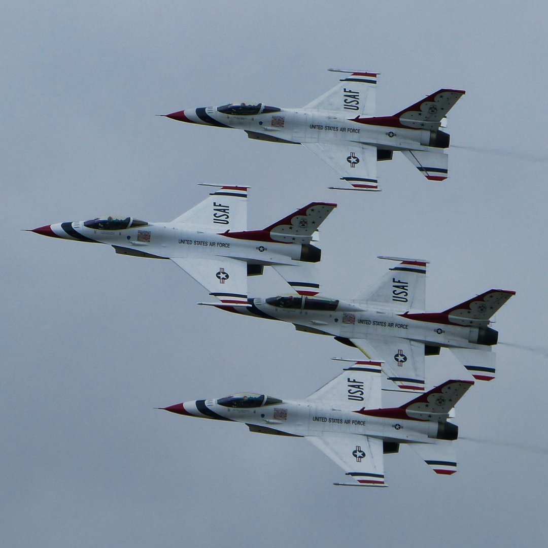 Michaelflying28's tweet photo. 75 years ago today the United States Army Air Force separated from the United States Army. Seen here is the Thunderbirds displaying at RIAT 2017.
#usaf #usairforce #afthunderbirds #usafthunderbirds #f16 #f16fightingfalcon #f16viper #f16falcon #f16c #f16pilot #fightingfalcon https://t.co/RhZzket1F7