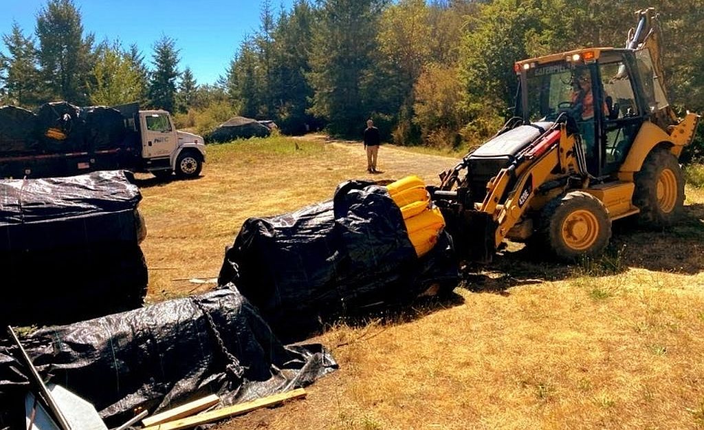 CoastGuardNews on Twitter "Response crews working to salvage the