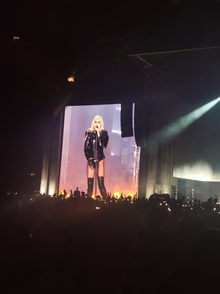 ChloDetta's tweet photo. Thinking about #ChromaticaBallLondon Night 1 what a moment 😭💕✨ https://t.co/KwKgalnSks