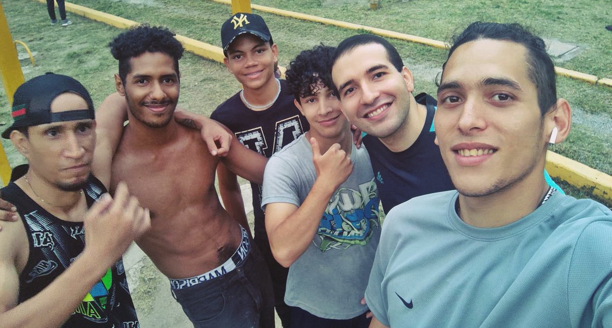 OriGeneS_ReYreX's tweet photo. el equipo de entrenamiento
faltan miembros xq no fueron este viernes :V

#chestday #chestworkout #rutinaencasa #ejercicioencasa #calistenia #calisthenicsmovement #calisthenicsworkout #gymencasa #homeworkout #homefitness #homegym #workouthome #chesttraining #personaltrainer https://t.co/2zXkD5mUOh